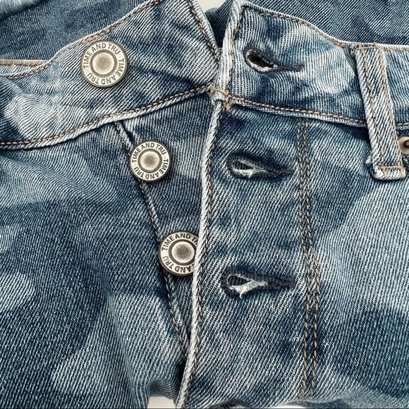Time & Tru High-Rise Button Fly Camouflage Cut Off Jean Shorts Size 8 Women’s - Picture 6 of 9